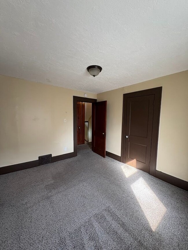 Building Photo - Three bedroom one bathroom home for rent