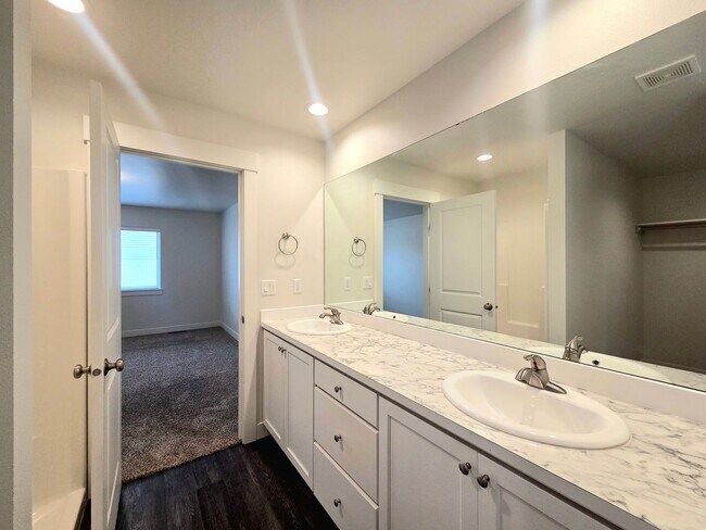 Building Photo - Newer Rambler in Mary Hill Estates!