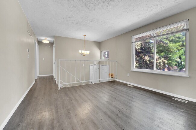 Building Photo - $2,995 - 4 Bed, 2 Bath Home in Aurora with...