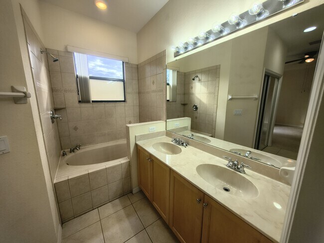 Building Photo - 1307 Clove Dr