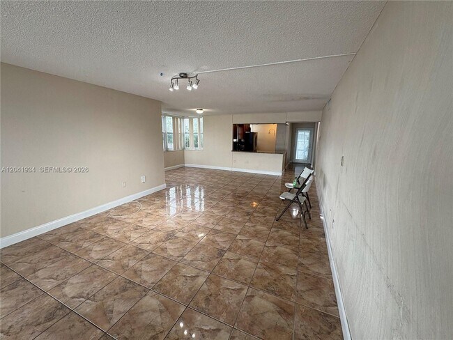 Building Photo - 1075 NE Miami Gardens Dr
