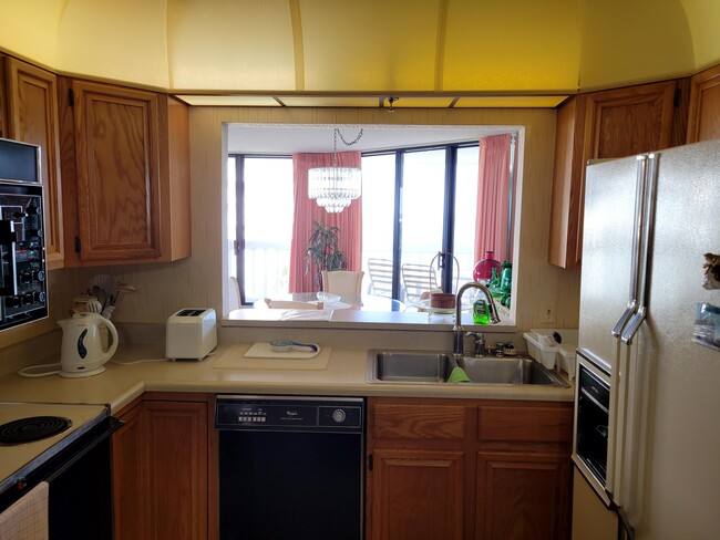Building Photo - 9960 S Ocean Dr