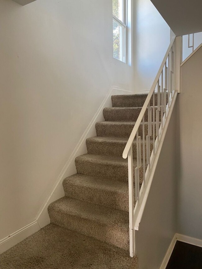 Building Photo - Spacious 4BD 2BA House in Beechview