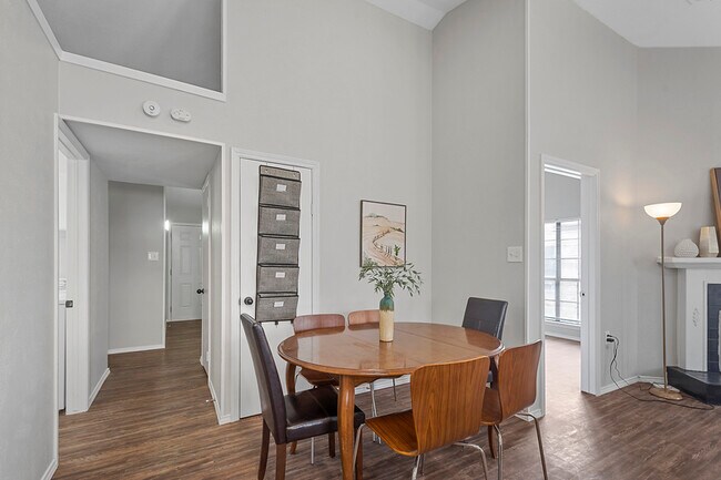 Building Photo - 2308 Wilmette Dr