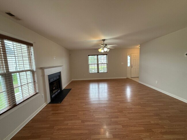Building Photo - Cute 3 Bed 2.5 Bath Home with Bonus Room