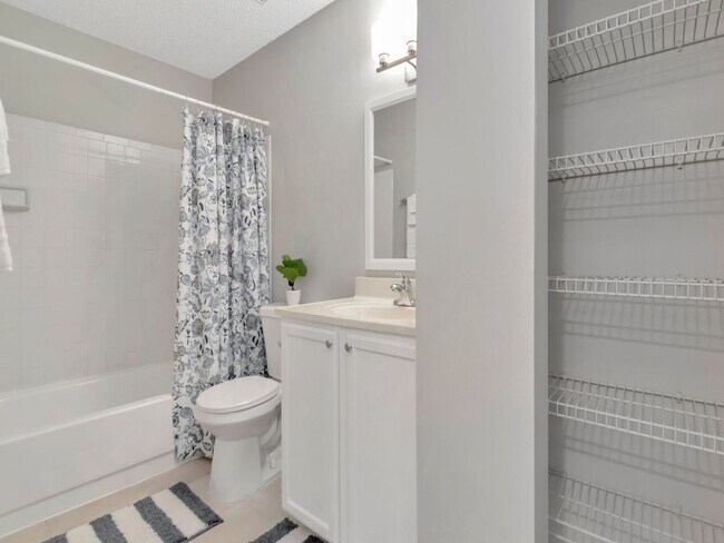 Building Photo - Updated Ground Floor 1BR - Move in Incenti...