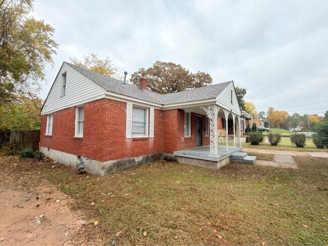 Building Photo - Charming Memphis Home with Spacious Yard – Move-In Special!