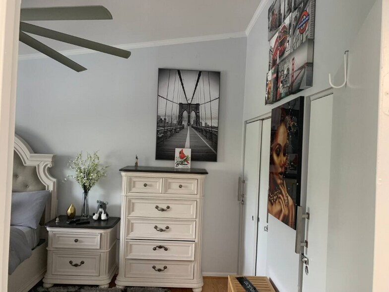 Building Photo - 8012 Valley Manor Rd