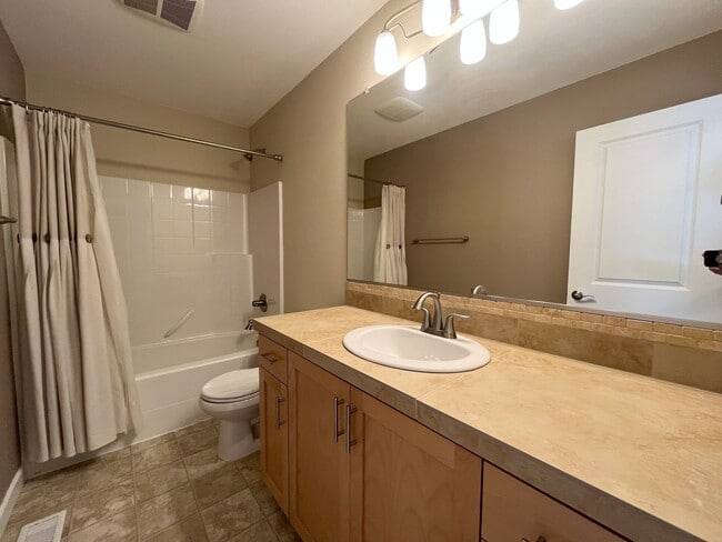 Building Photo - Modern 4-Bedroom End Unit with Community A...