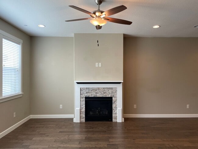 Building Photo - LUXURY 4 Bed Camas Townhome! Gated Communi...