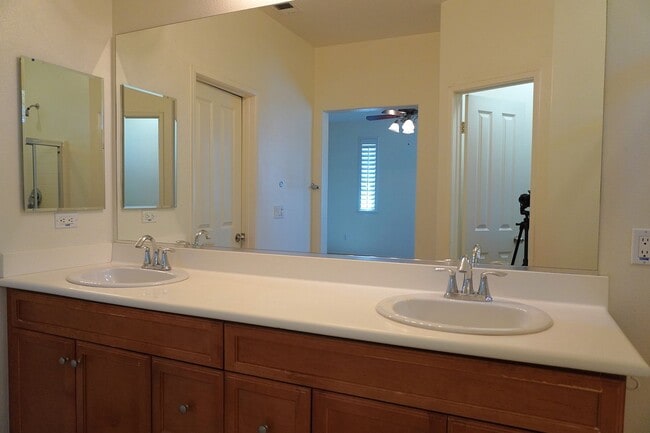 Building Photo - Spacious 3-Bedroom Townhome in the North Oaks Community