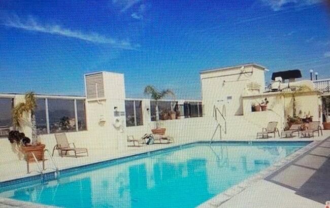 Swimming Pool - 421 S La Fayette Park Pl