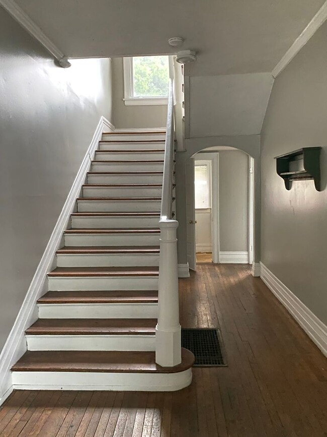 Building Photo - 4 bedroom 2.5 bath house with bonus room