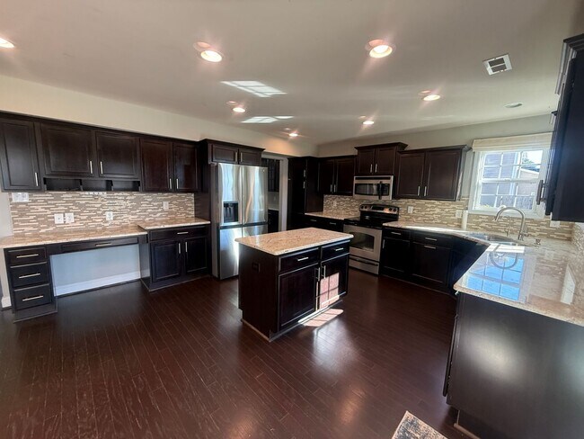 Building Photo - Amazing home with custom touches and in-ground pool