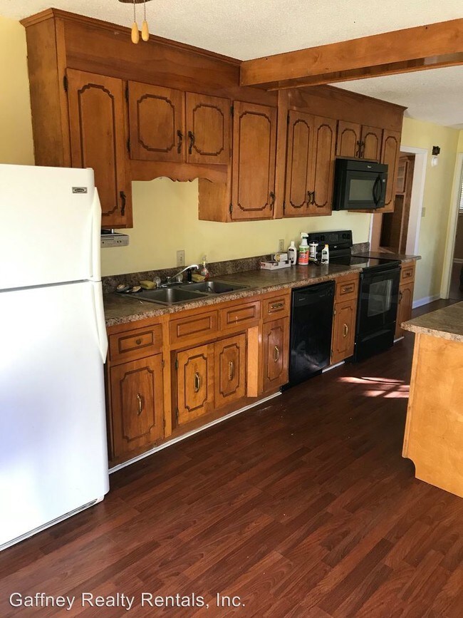 Building Photo - 3 br, 2 bath House - 612 College Dr