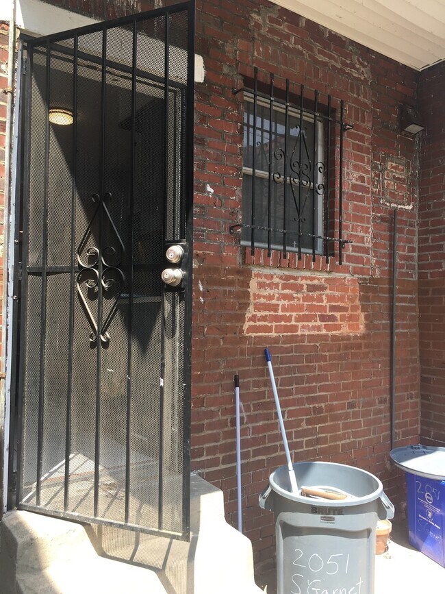 Building Photo - Beautiful 3-Bed/1-Bath Townhouse in Girard Estates/East Passyunk! Available Mid-August!