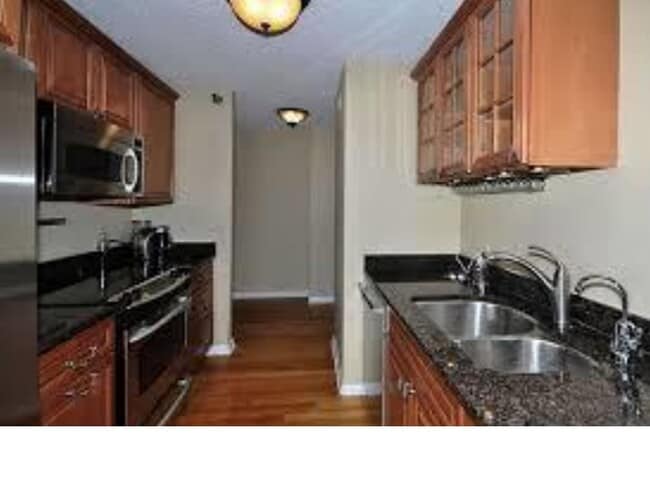 Kitchen with ss appliances - 1122 N Clark St