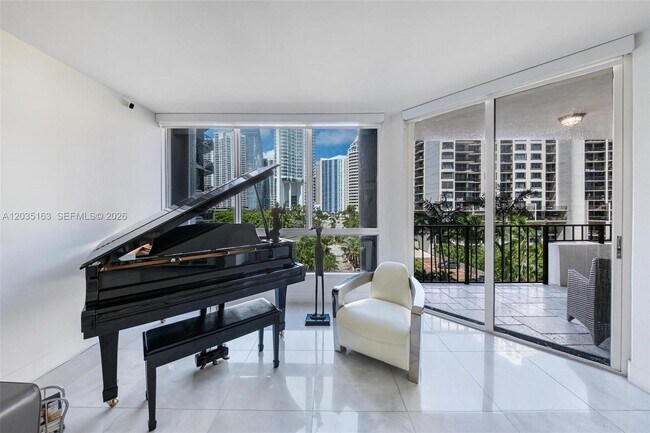 Building Photo - 520 Brickell Key Dr