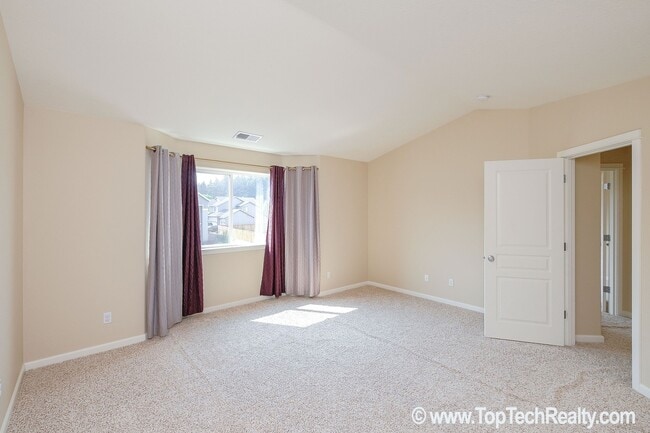 Building Photo - Stunning 4-BR + Den Home | Walk to 53rd Park | Close to Intel | Max & Shopping | Fenced Yard