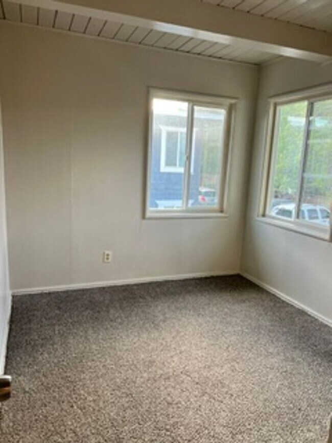 Building Photo - 675 Denslowe Dr