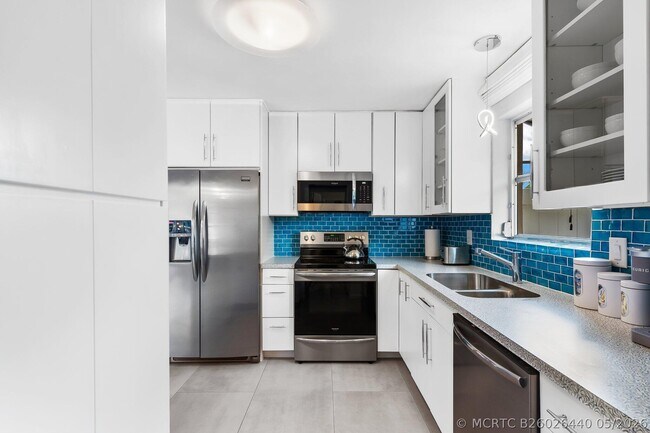 Building Photo - 2640 NW 9th Ln