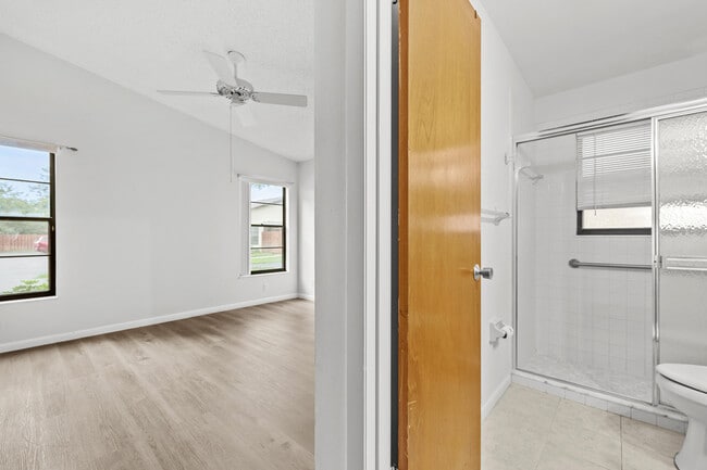 Building Photo - 8019 SE Villa Cir