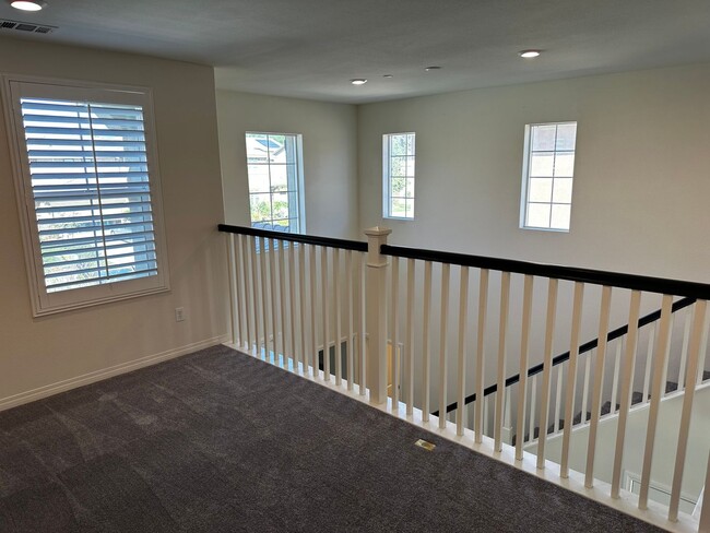 Building Photo - Beautiful 4 bedrooms, 3 bath home in Fontana