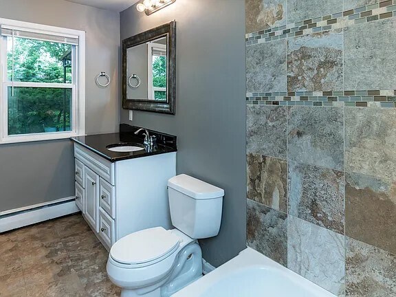 Full bathroom - 349 15th Ave NE