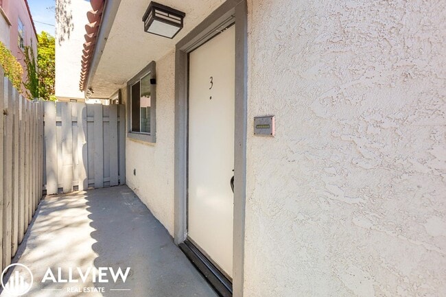 Building Photo - Beautifully Upgraded 2-Bed, 3-Bath Townhou...