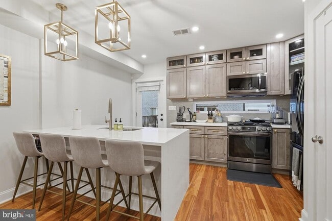 Building Photo - 331 W St NE