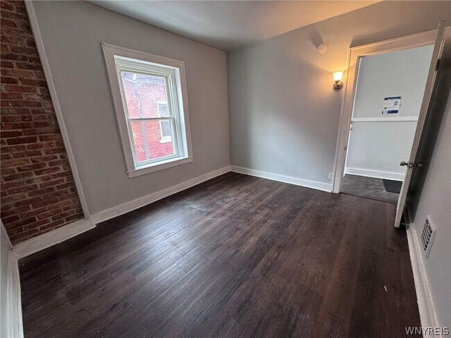 Building Photo - 856 Niagara St