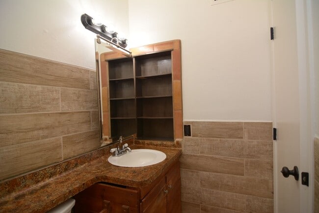 Building Photo - Charming 3 Bedroom 2 Bath House! Great Nor...