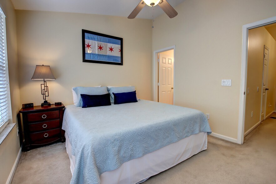 Building Photo - 874 Vineland Pl