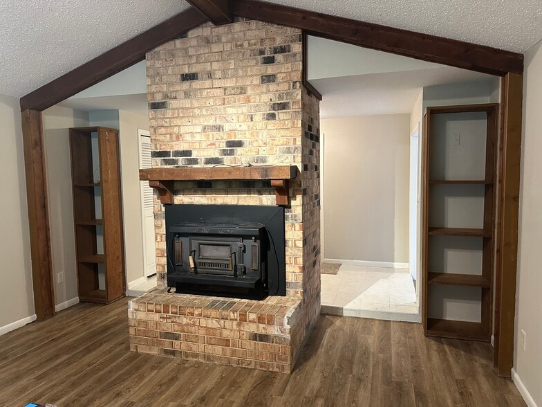Building Photo - 6 Trailwood Ct