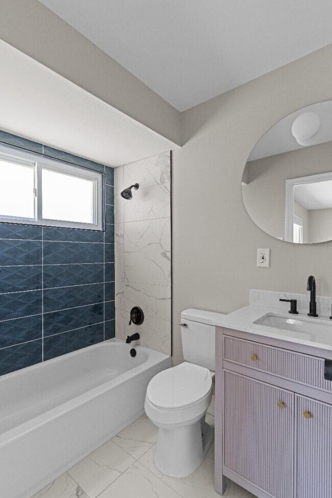 Building Photo - 2180 Glenoro Dr