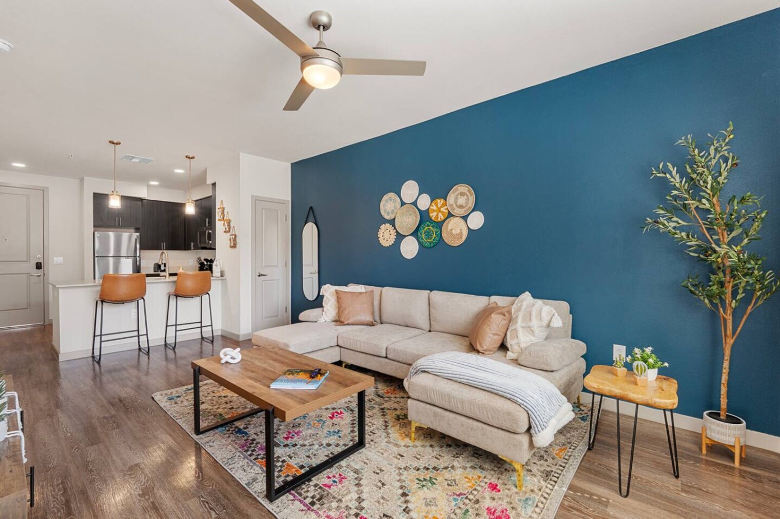 Building Photo - 711 W Broadway Rd