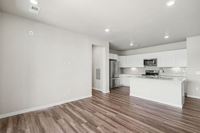 Building Photo - Updated 2 Bed / 2 Bath Corner Condo in Parker – Ground Level Convenience!