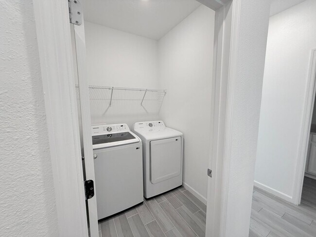 Building Photo - Like New Home In Highland Chase