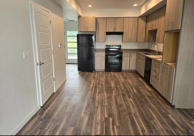 Building Photo - 702 Makenzie River Rd