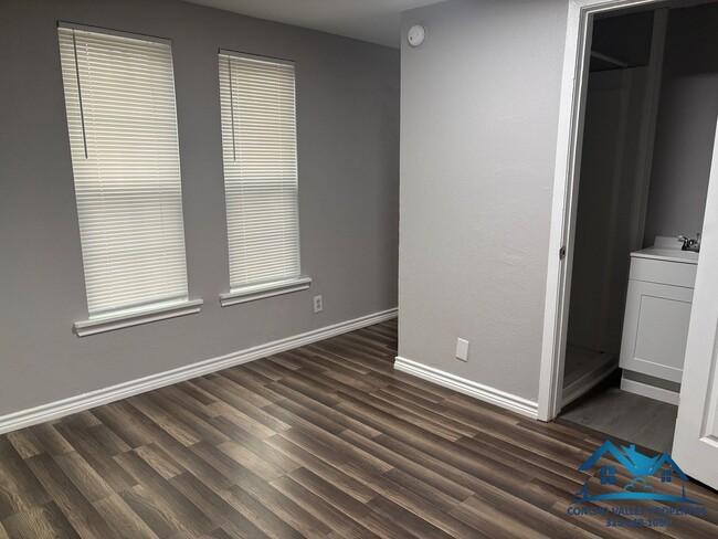 Building Photo - For Rent - 1 Bed/ 1 Bath Garage Apt - 1418 1/2 S Van Buren