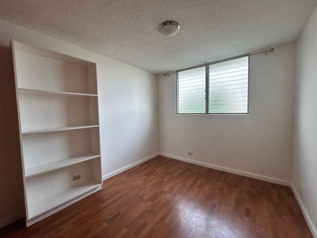 Building Photo - 2 Bedroom/1 Bath/ 1 Parking Highly Desirable Unit in Salt Lake