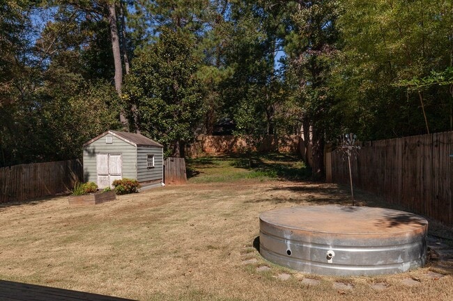 Building Photo - Updated 3/2 Bungalow w/ Large Backyard & M...