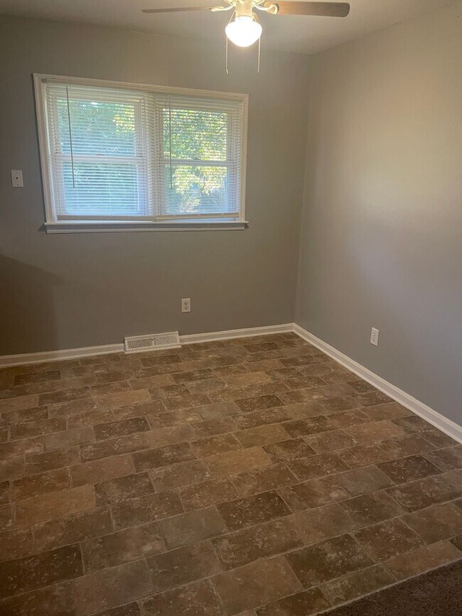 Building Photo - 3 bedroom 1 bath house