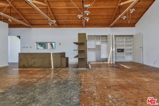 Building Photo - 656 Angelus Pl
