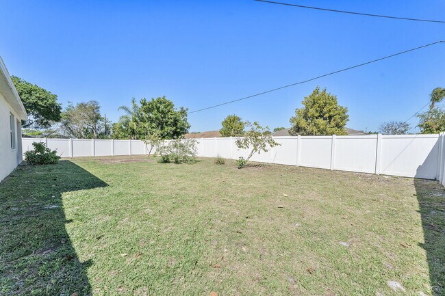 Building Photo - 357 SE Oakridge Dr
