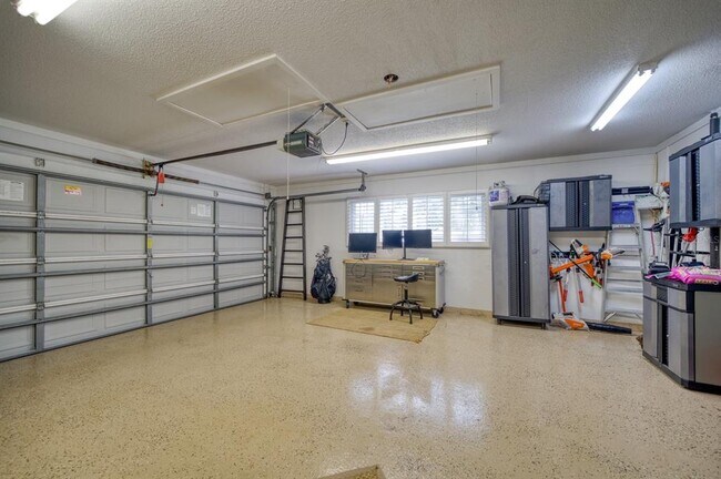 Building Photo - 1666 Robin Hood Ln