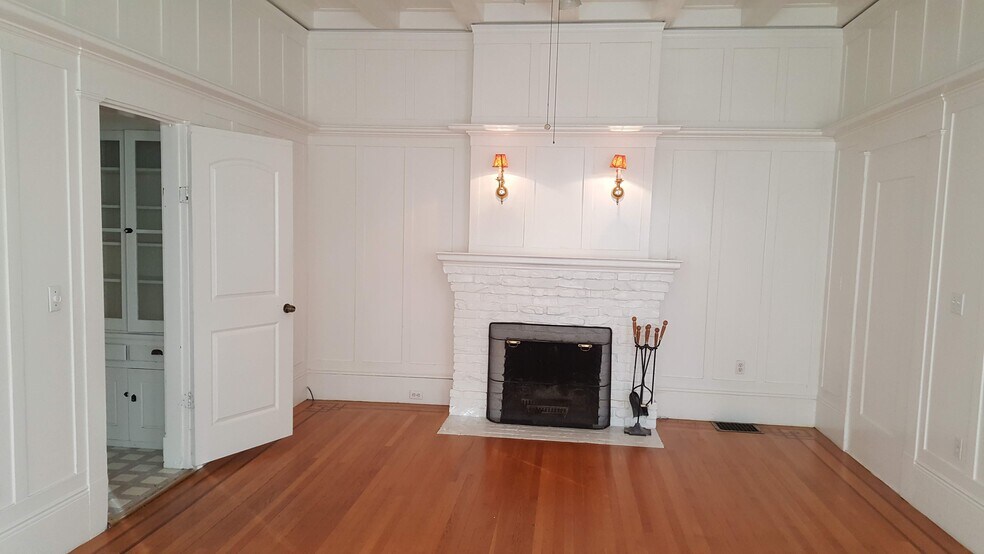 Building Photo - 627 Rose Ave