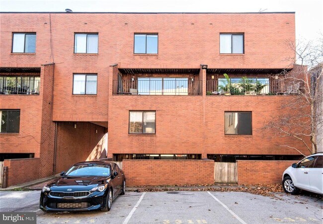 Building Photo - 327 Monroe St