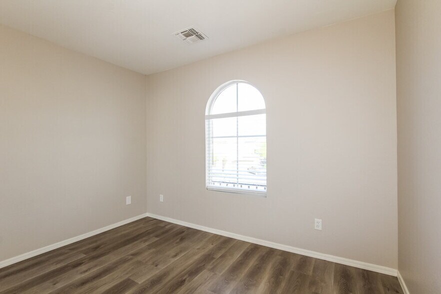 Building Photo - 2408 S 90th Glen