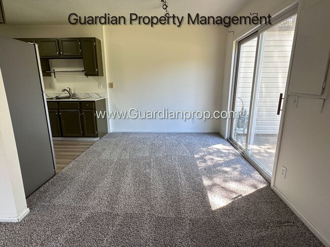 Building Photo - Renovated Burnsville Town Home, 2 Car Garage, W/D in Unit, Walk Out Patio, Dishwasher